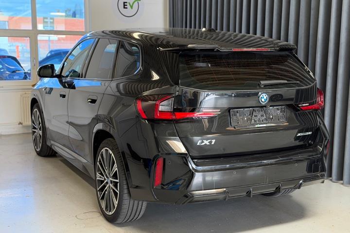 Sort BMW iX1 fra 2023