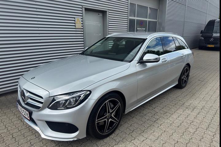 Sølv Mercedes C200 fra 2017 set udefra