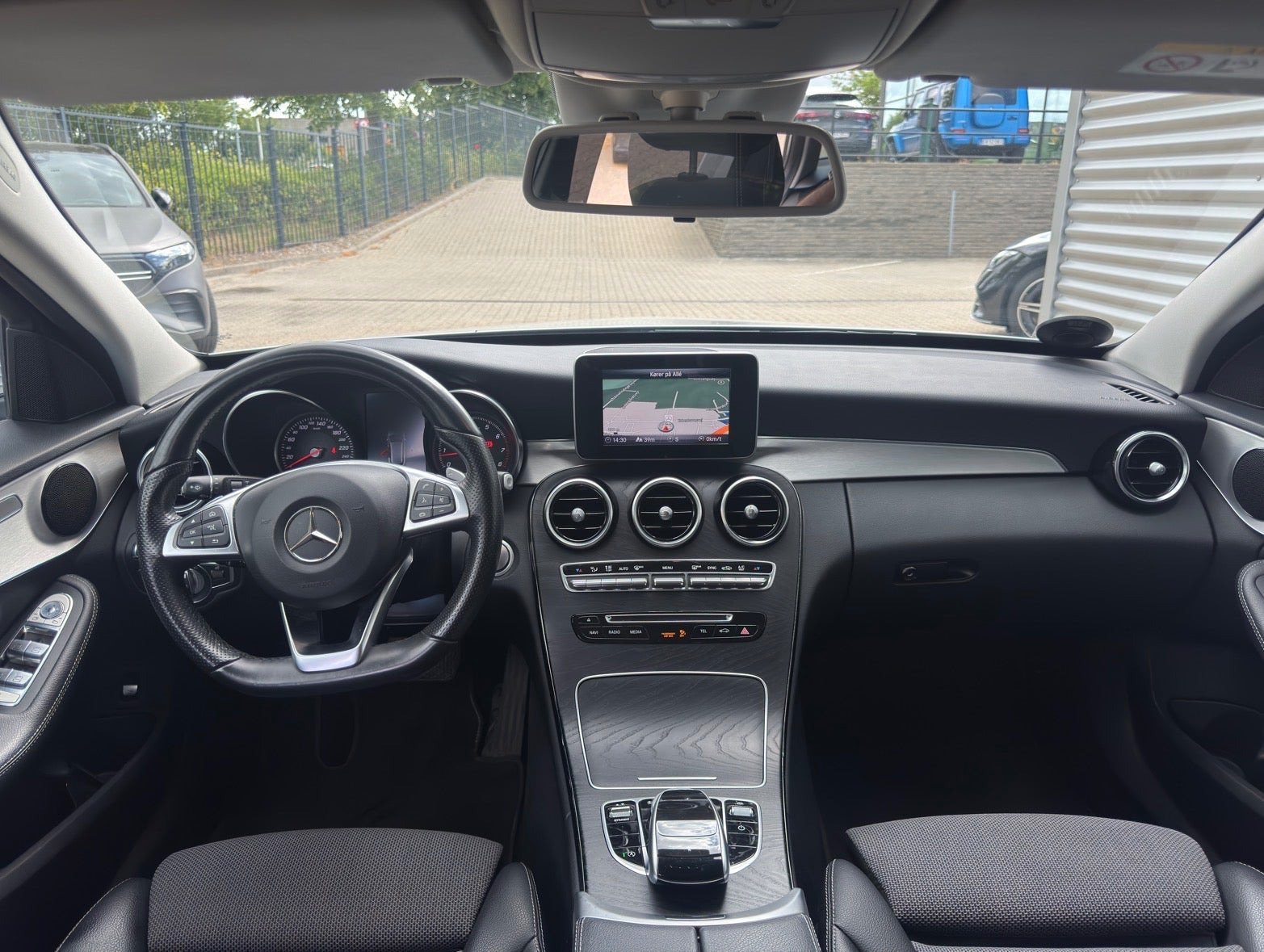 Sølv Mercedes C200 fra 2017