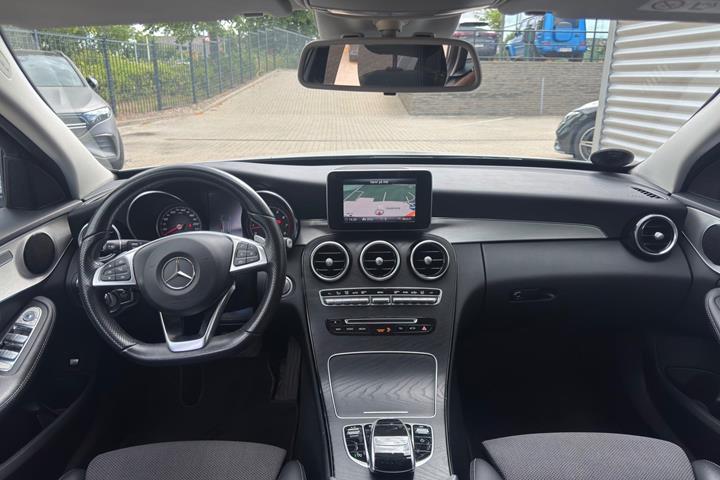 Sølv Mercedes C200 fra 2017
