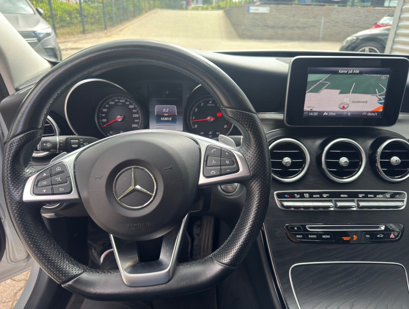Sølv Mercedes C200 fra 2017