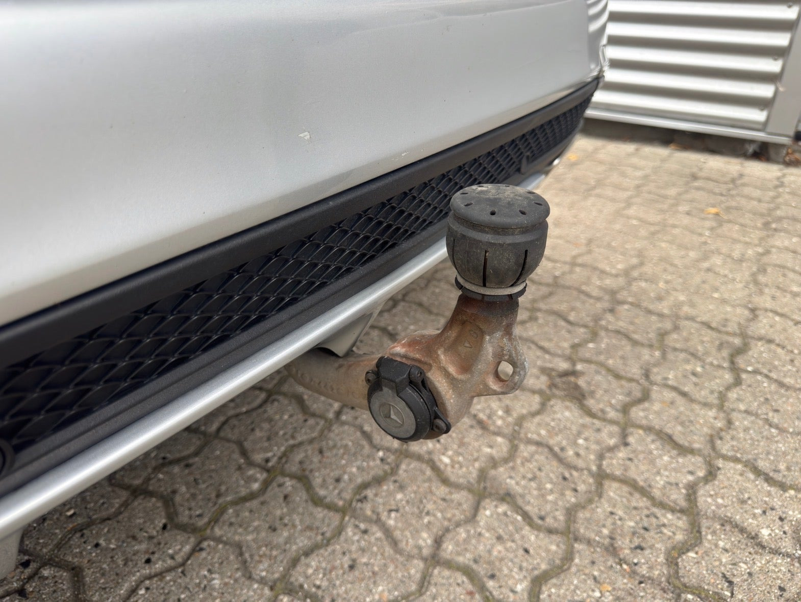 Sølv Mercedes C200 fra 2017
