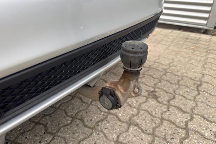 Sølv Mercedes C200 fra 2017