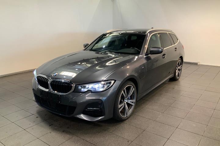 Grå BMW 330e fra 2021