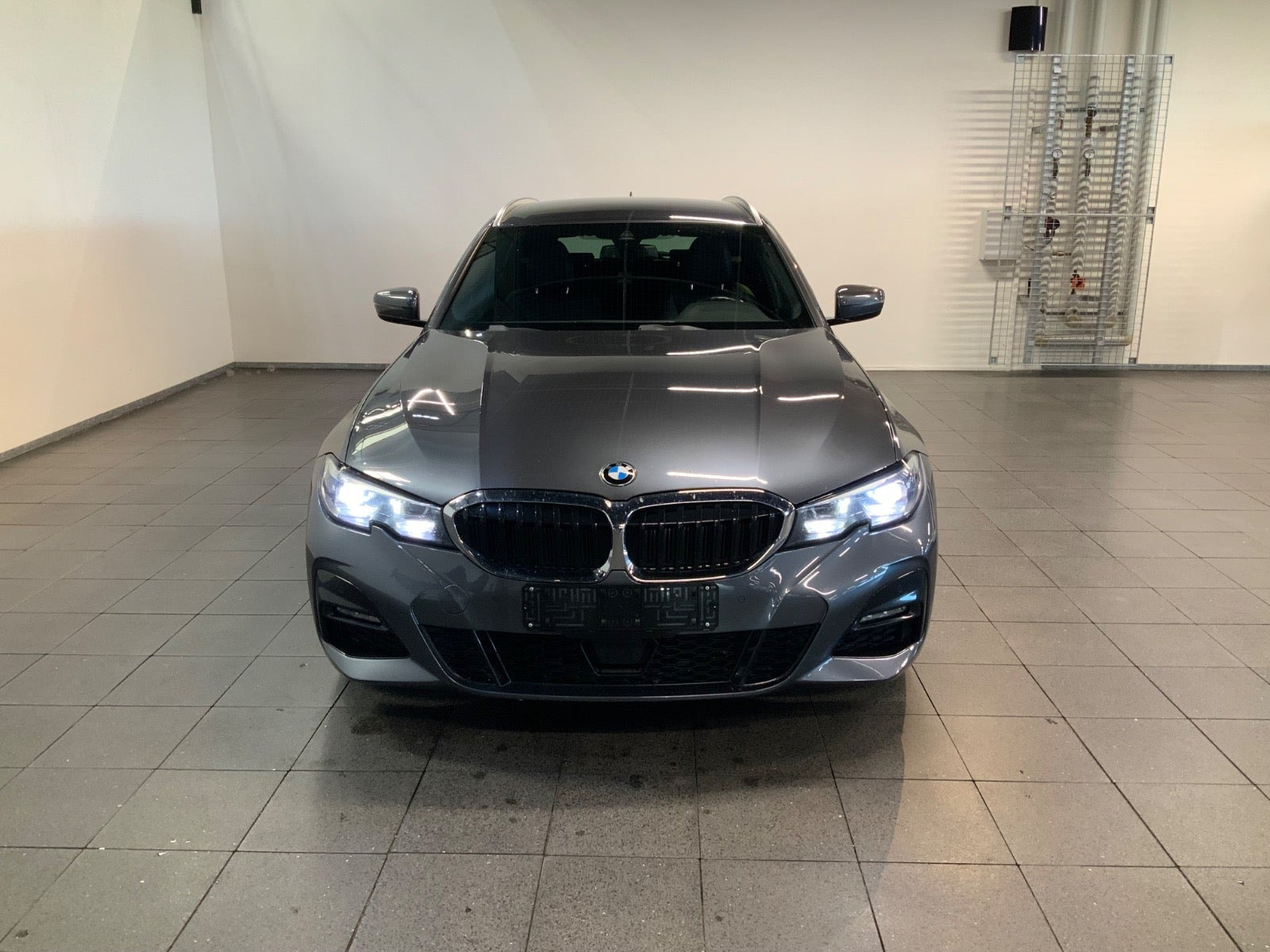 Grå BMW 330e fra 2021