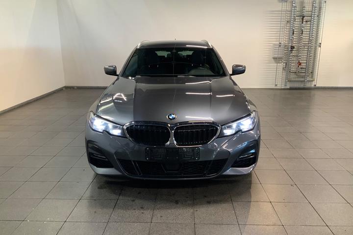 Grå BMW 330e fra 2021