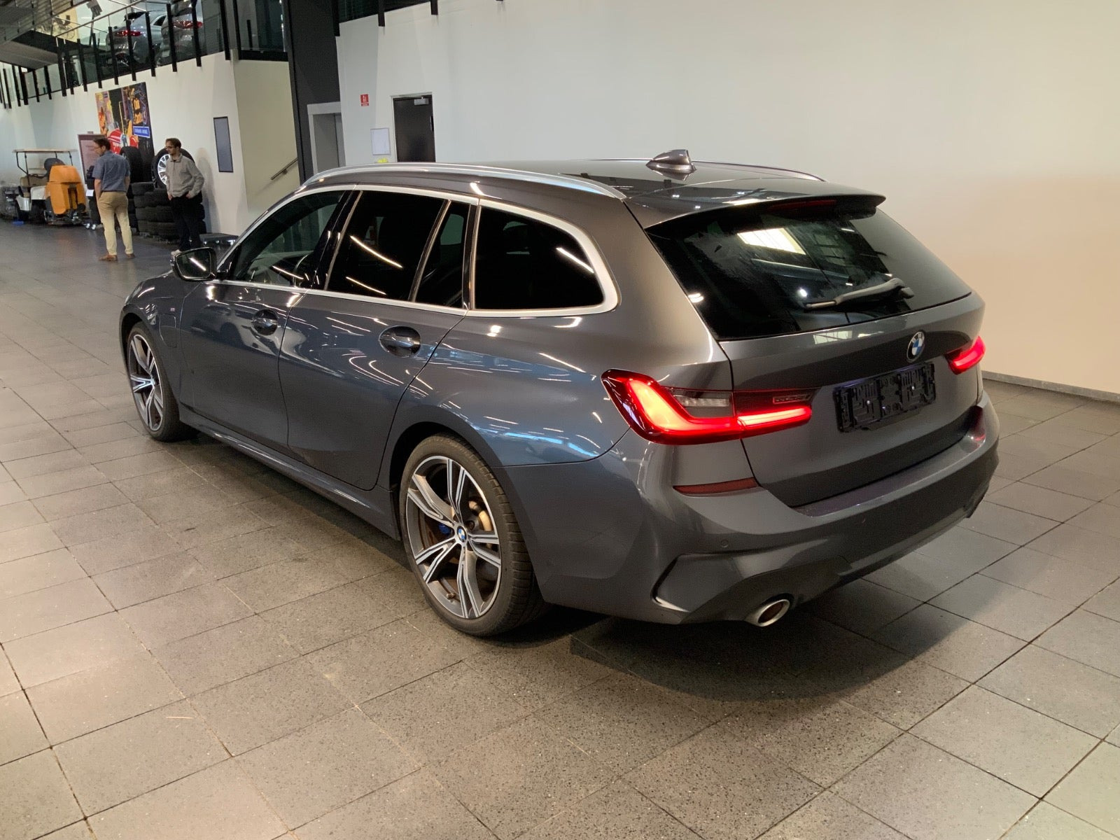 Grå BMW 330e fra 2021