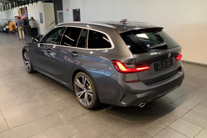 Grå BMW 330e fra 2021