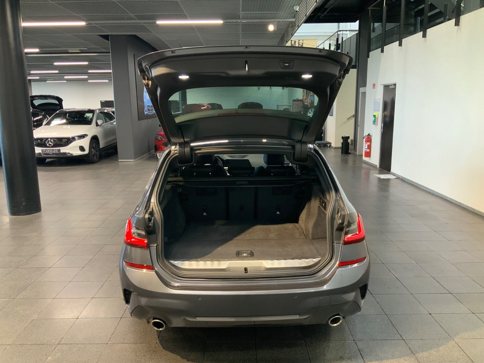 Grå BMW 330e fra 2021