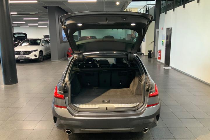 Grå BMW 330e fra 2021