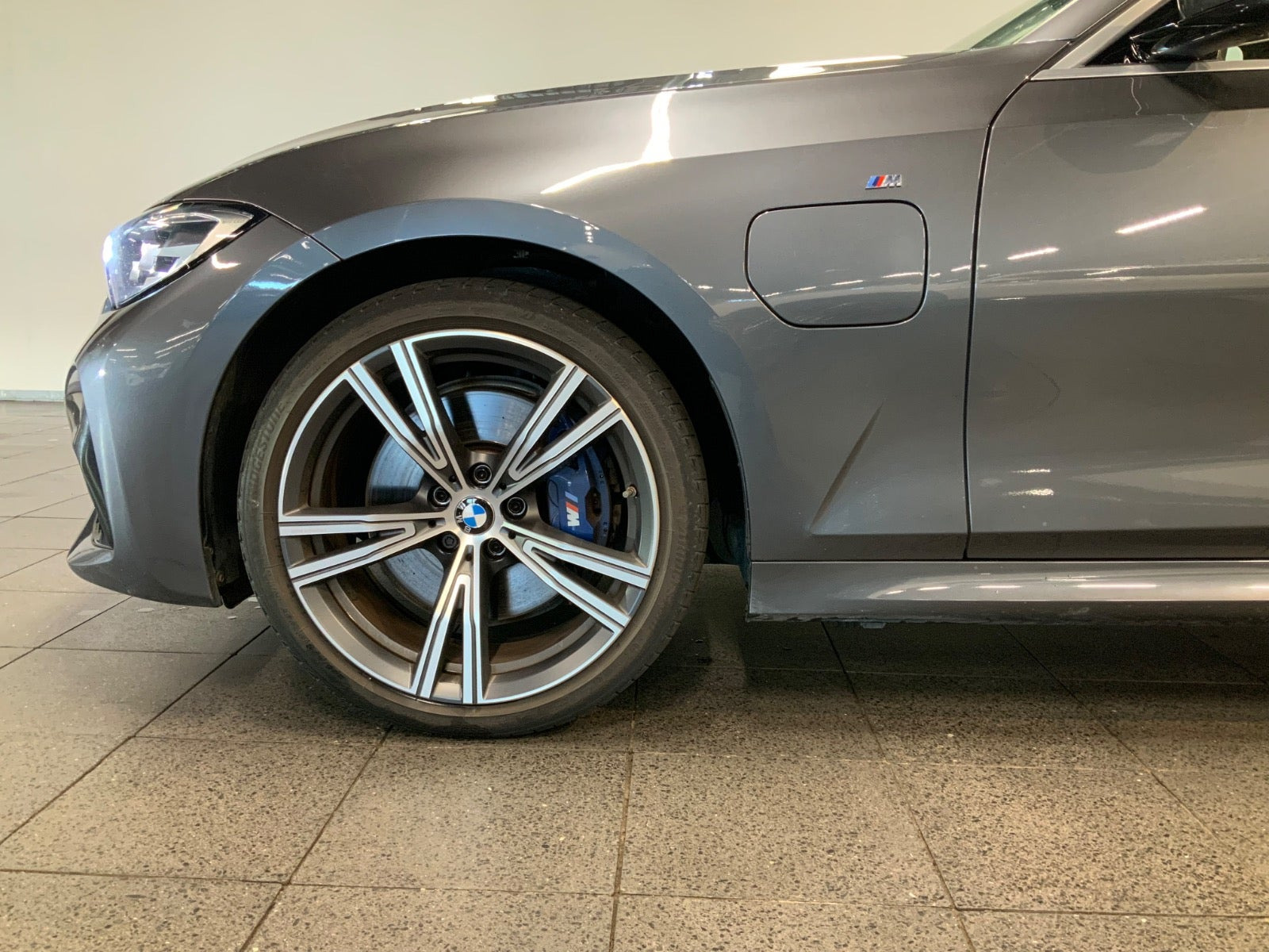Grå BMW 330e fra 2021