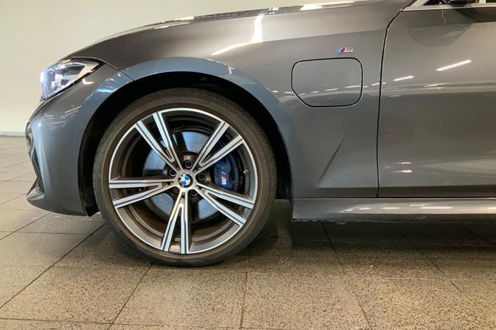 Grå BMW 330e fra 2021