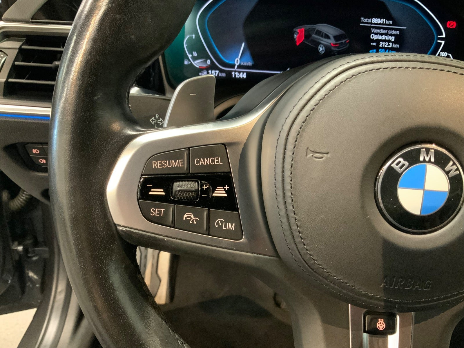 Grå BMW 330e fra 2021