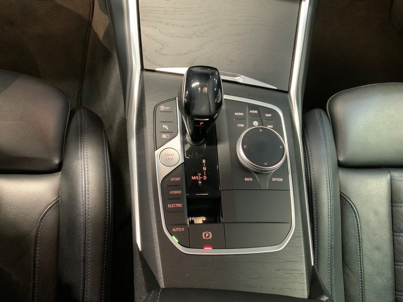 Grå BMW 330e fra 2021