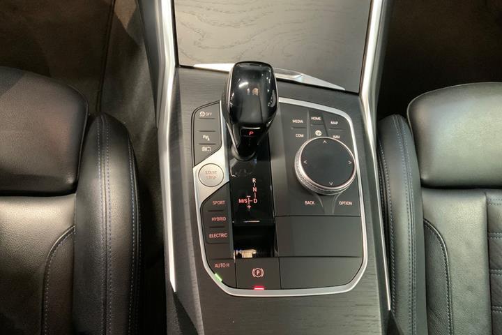 Grå BMW 330e fra 2021