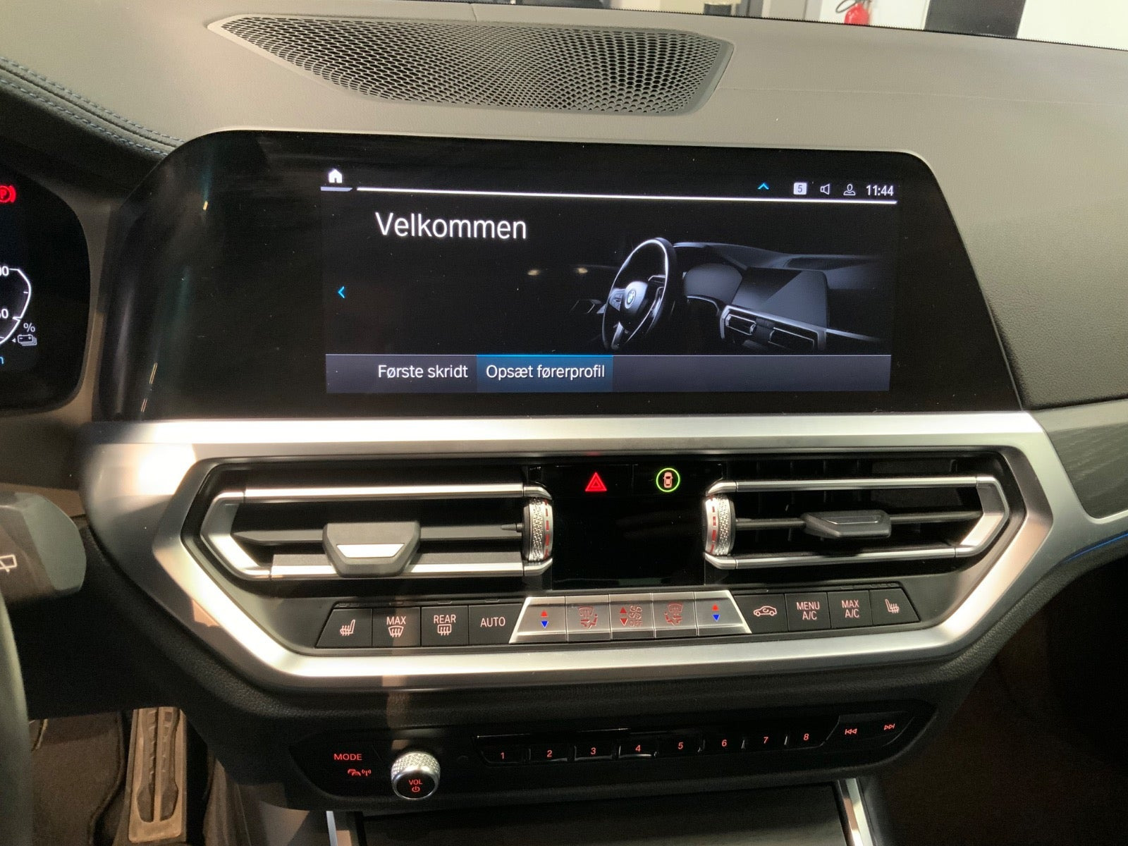 Grå BMW 330e fra 2021