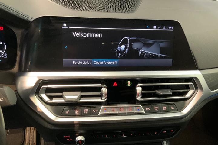Grå BMW 330e fra 2021