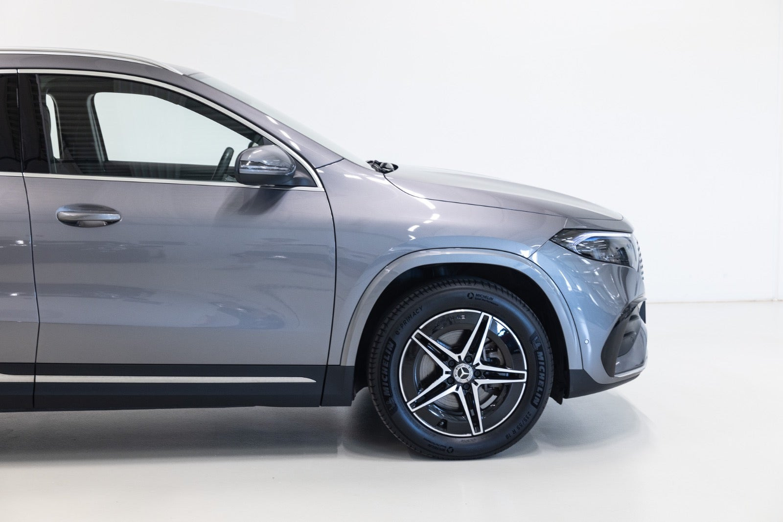 Grå Mercedes EQA250+ fra 2024