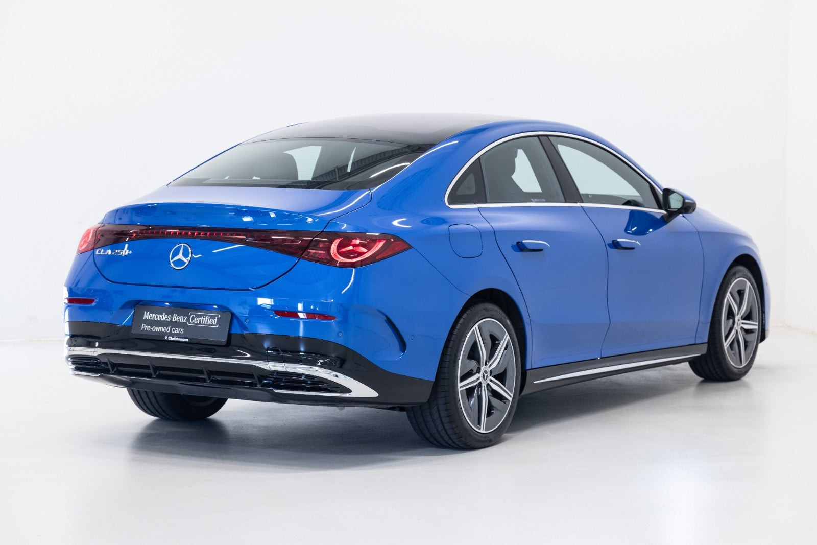 Blå Mercedes CLA250+ fra 2025