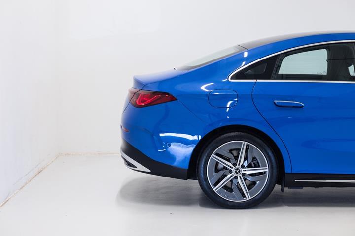 Blå Mercedes CLA250+ fra 2025