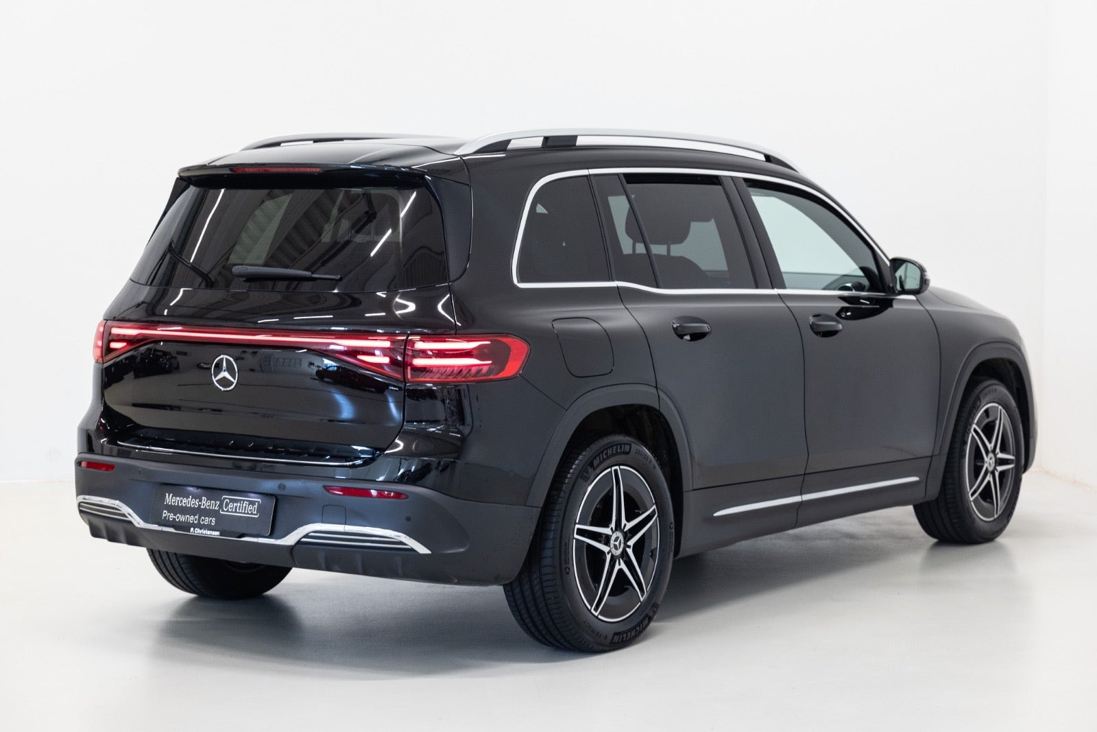 Sort Mercedes EQB250+ fra 2024