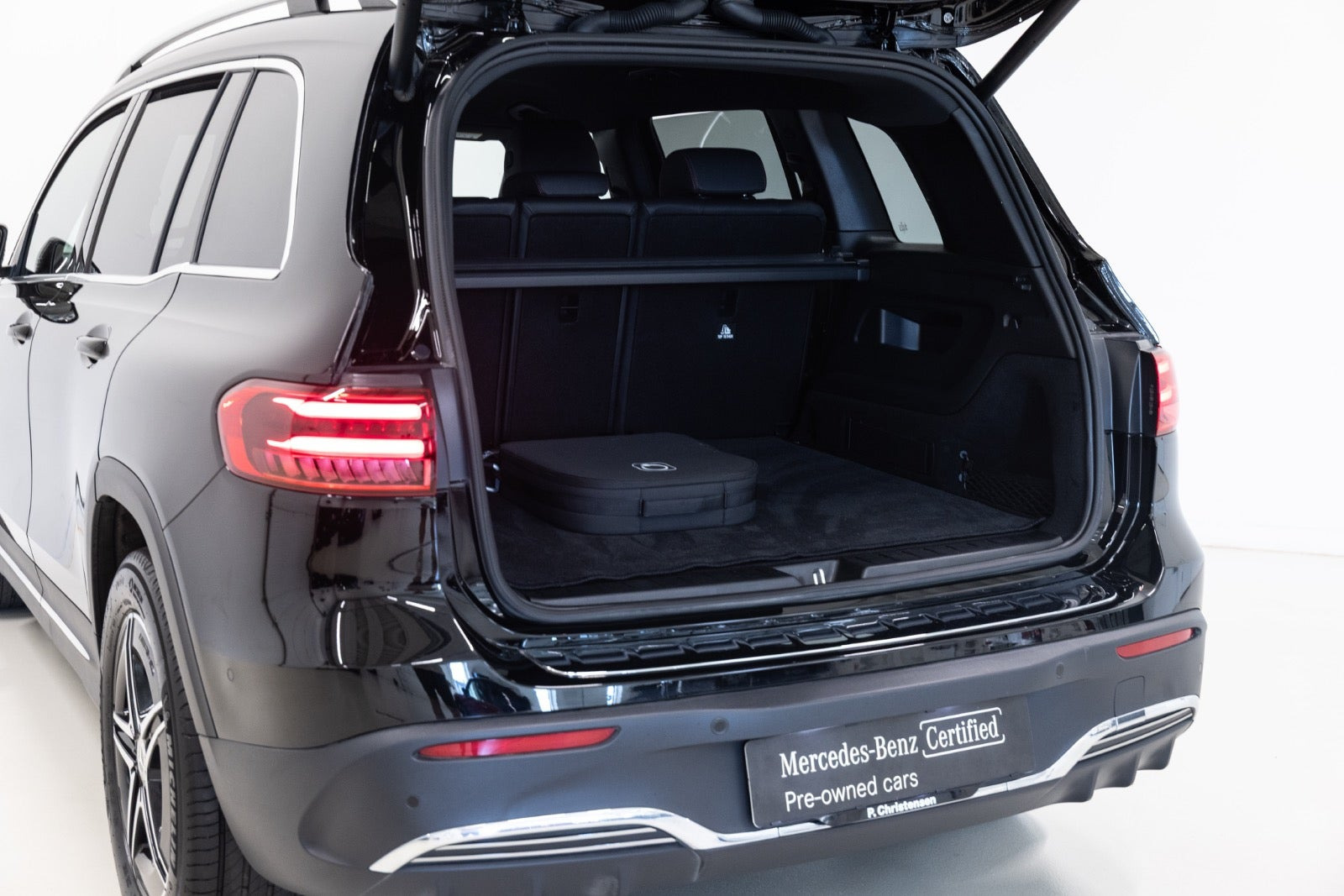 Sort Mercedes EQB250+ fra 2024