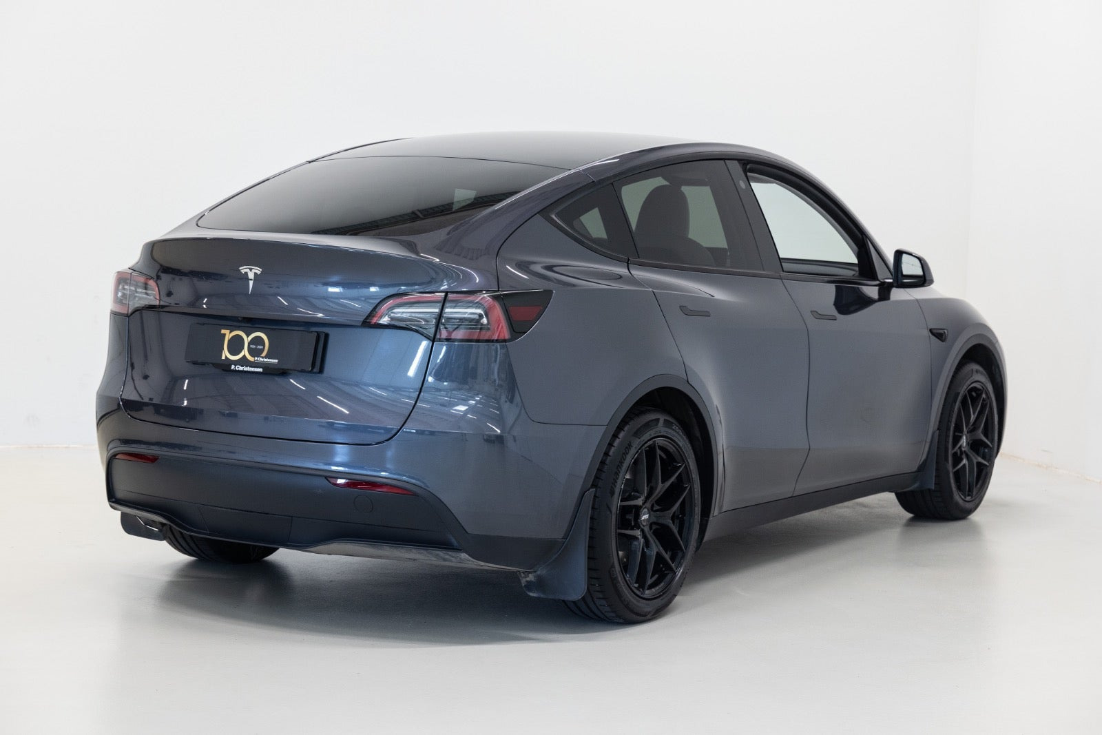 Grå Tesla Model Y fra 2023