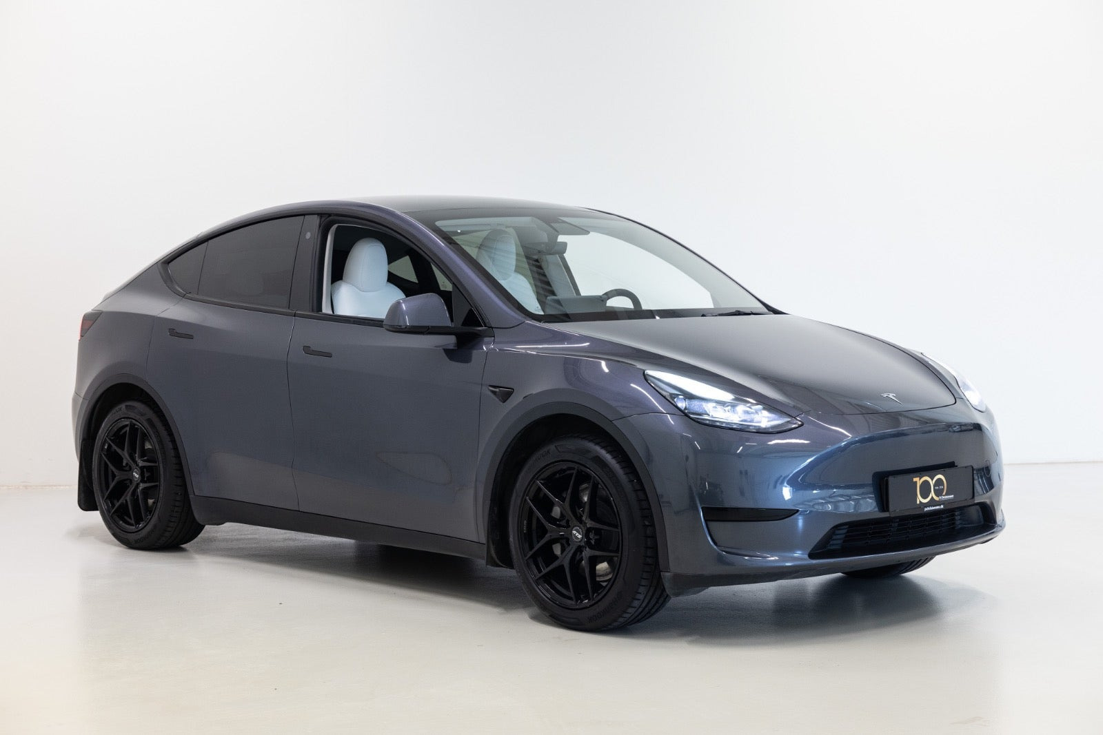 Grå Tesla Model Y fra 2023