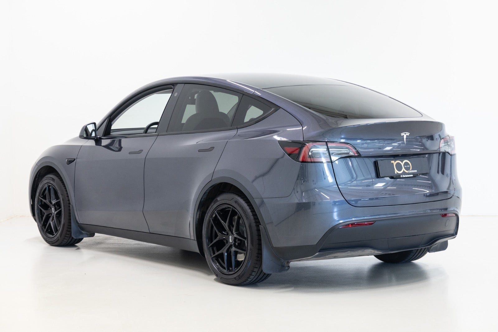 Grå Tesla Model Y fra 2023