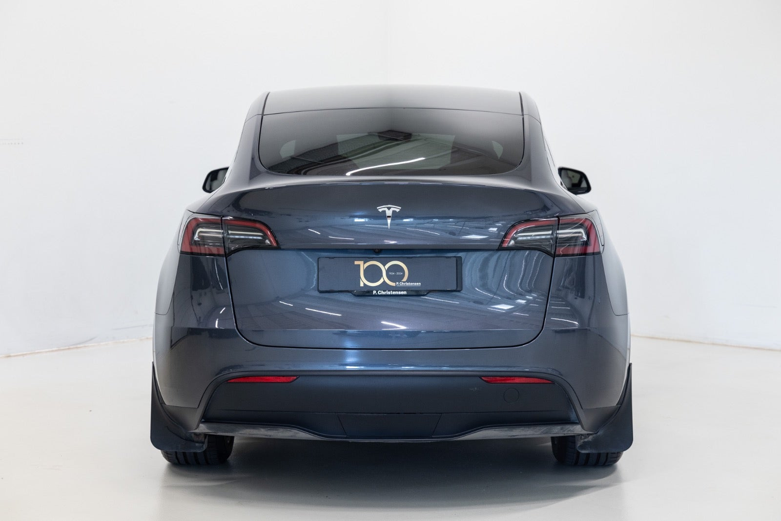 Grå Tesla Model Y fra 2023