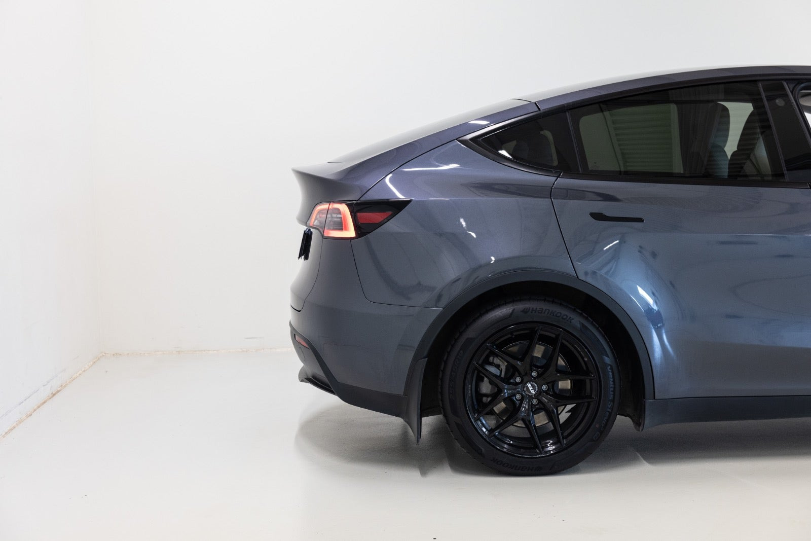 Grå Tesla Model Y fra 2023
