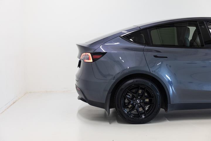 Grå Tesla Model Y fra 2023