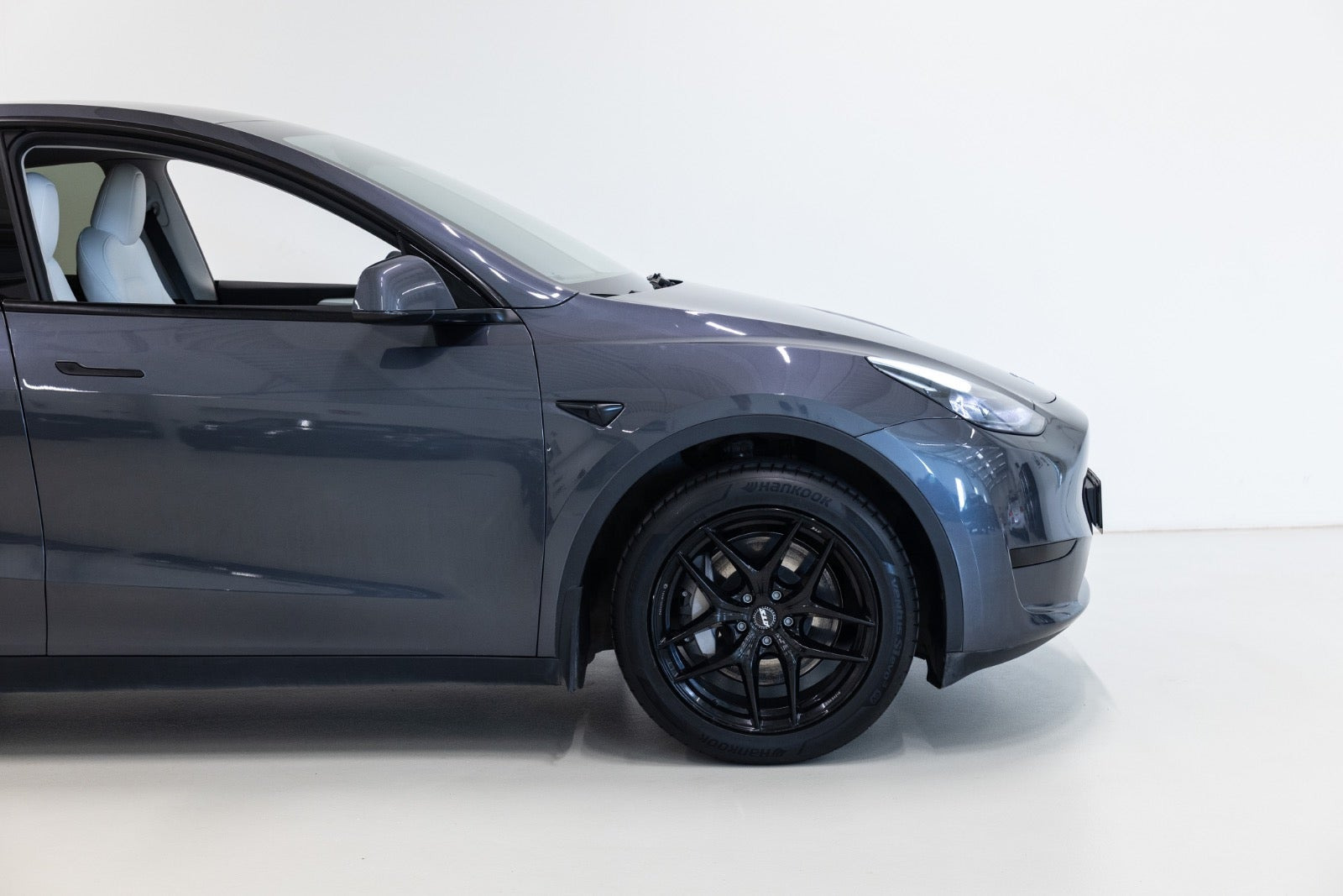 Grå Tesla Model Y fra 2023