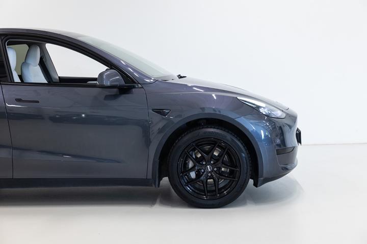 Grå Tesla Model Y fra 2023