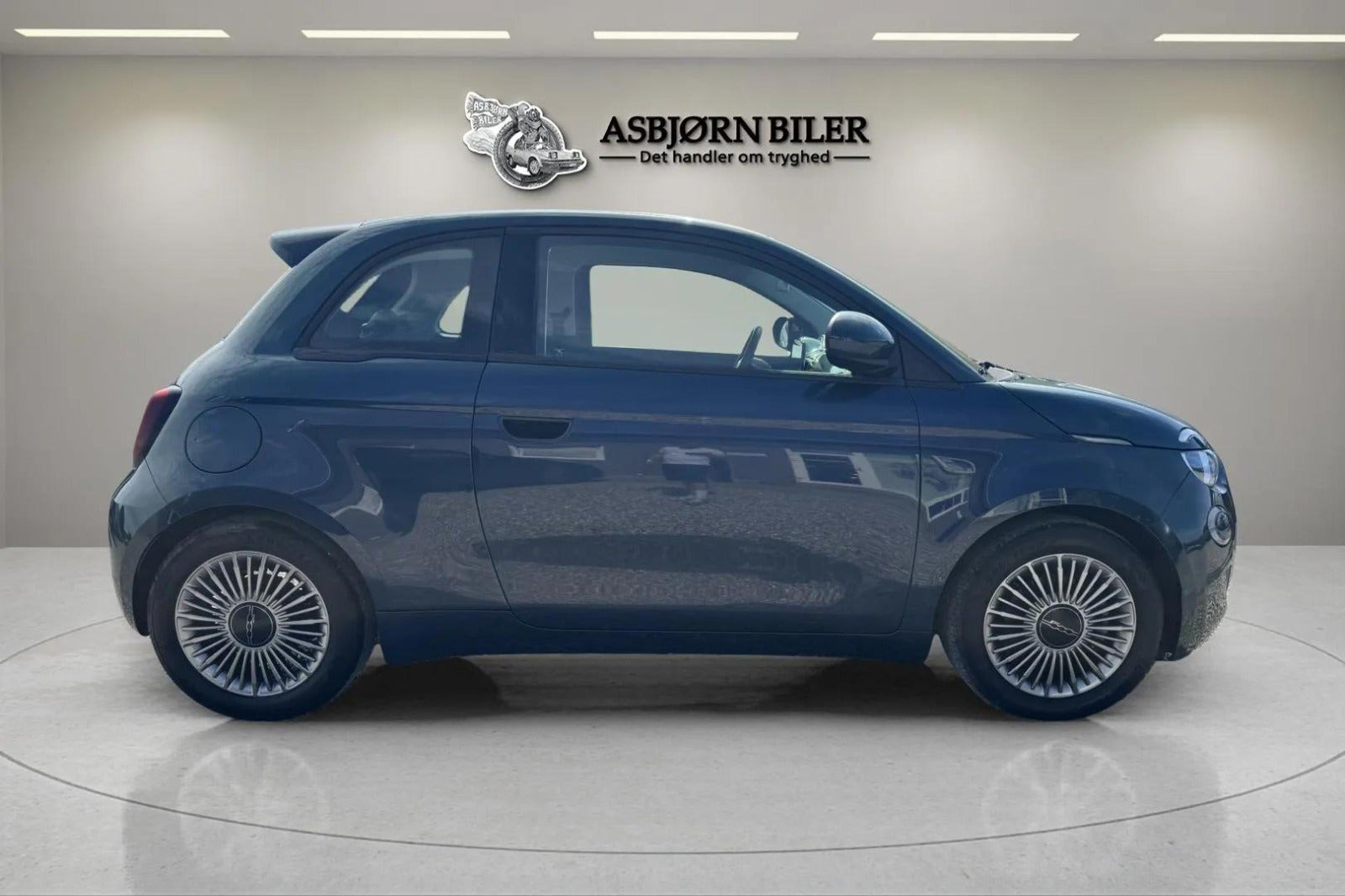 Blå Fiat 500e fra 2023