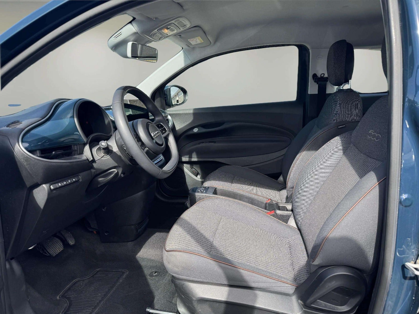 Blå Fiat 500e fra 2023