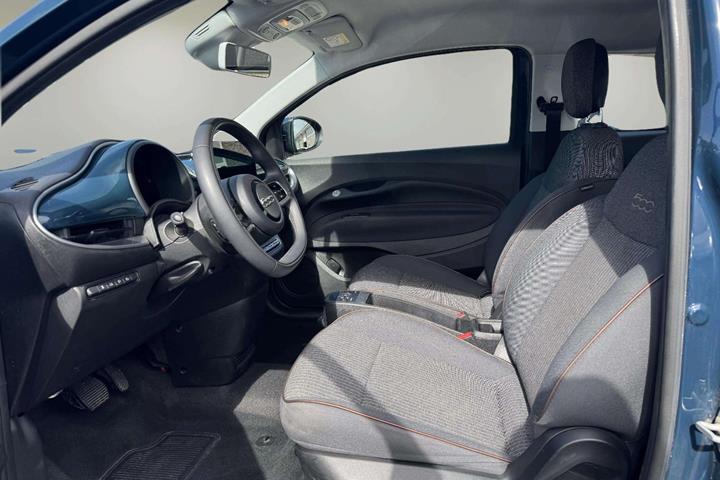 Blå Fiat 500e fra 2023