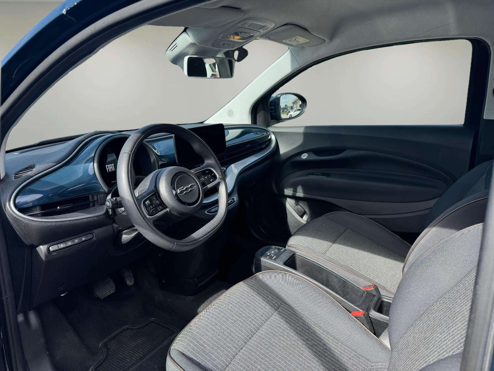 Blå Fiat 500e fra 2023