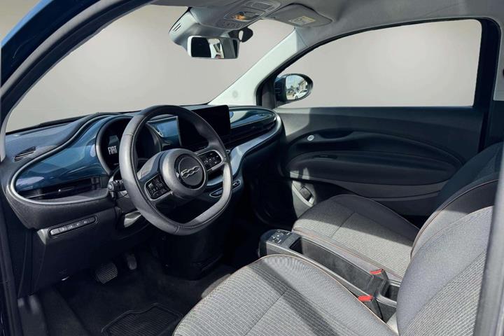 Blå Fiat 500e fra 2023