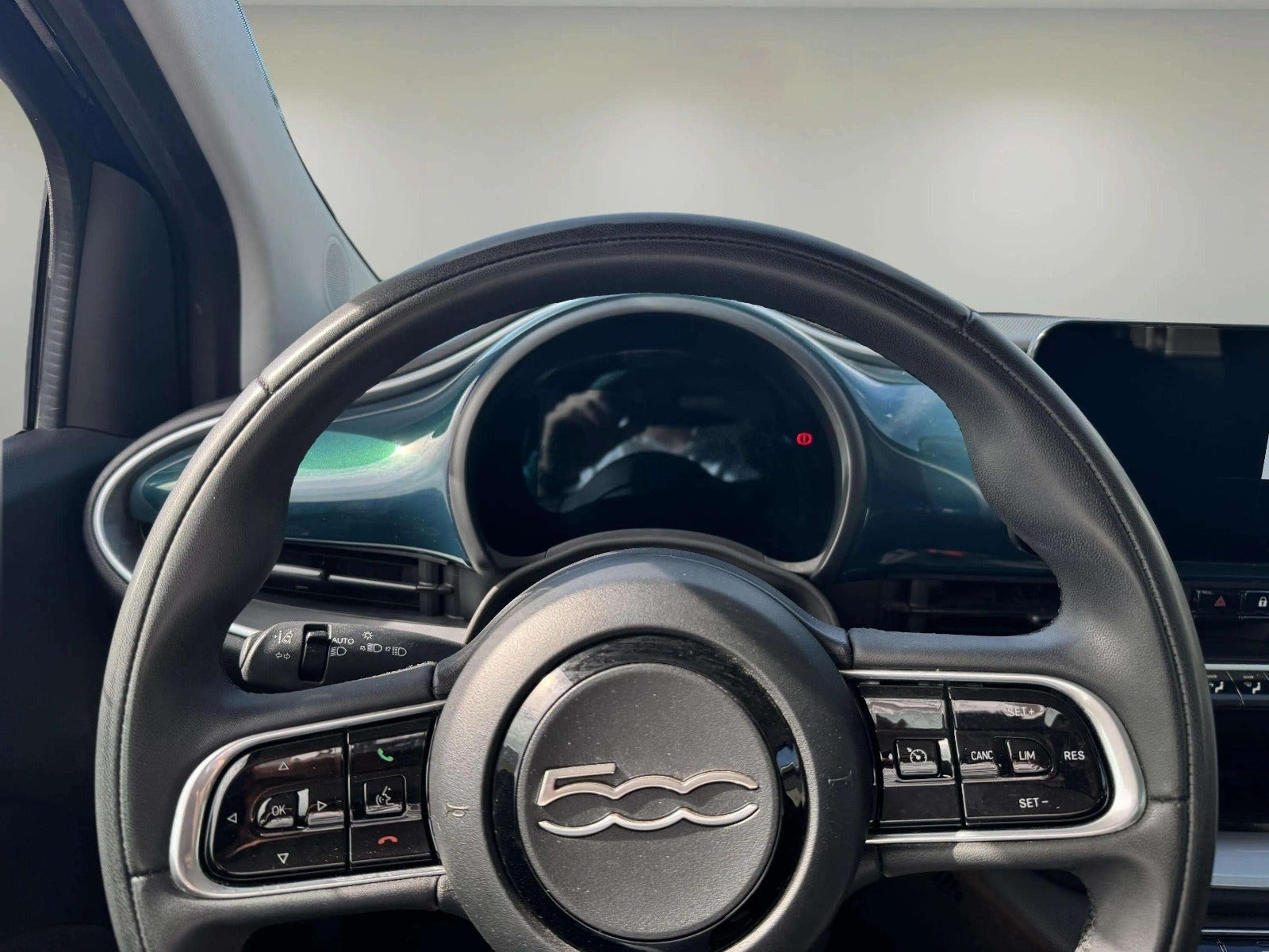 Blå Fiat 500e fra 2023
