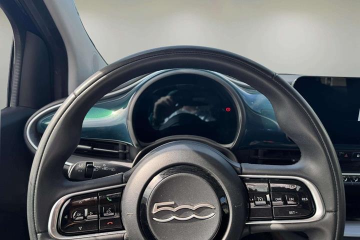 Blå Fiat 500e fra 2023