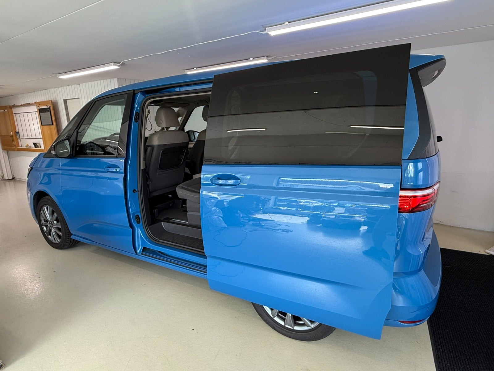 Blå VW Multivan fra 2022