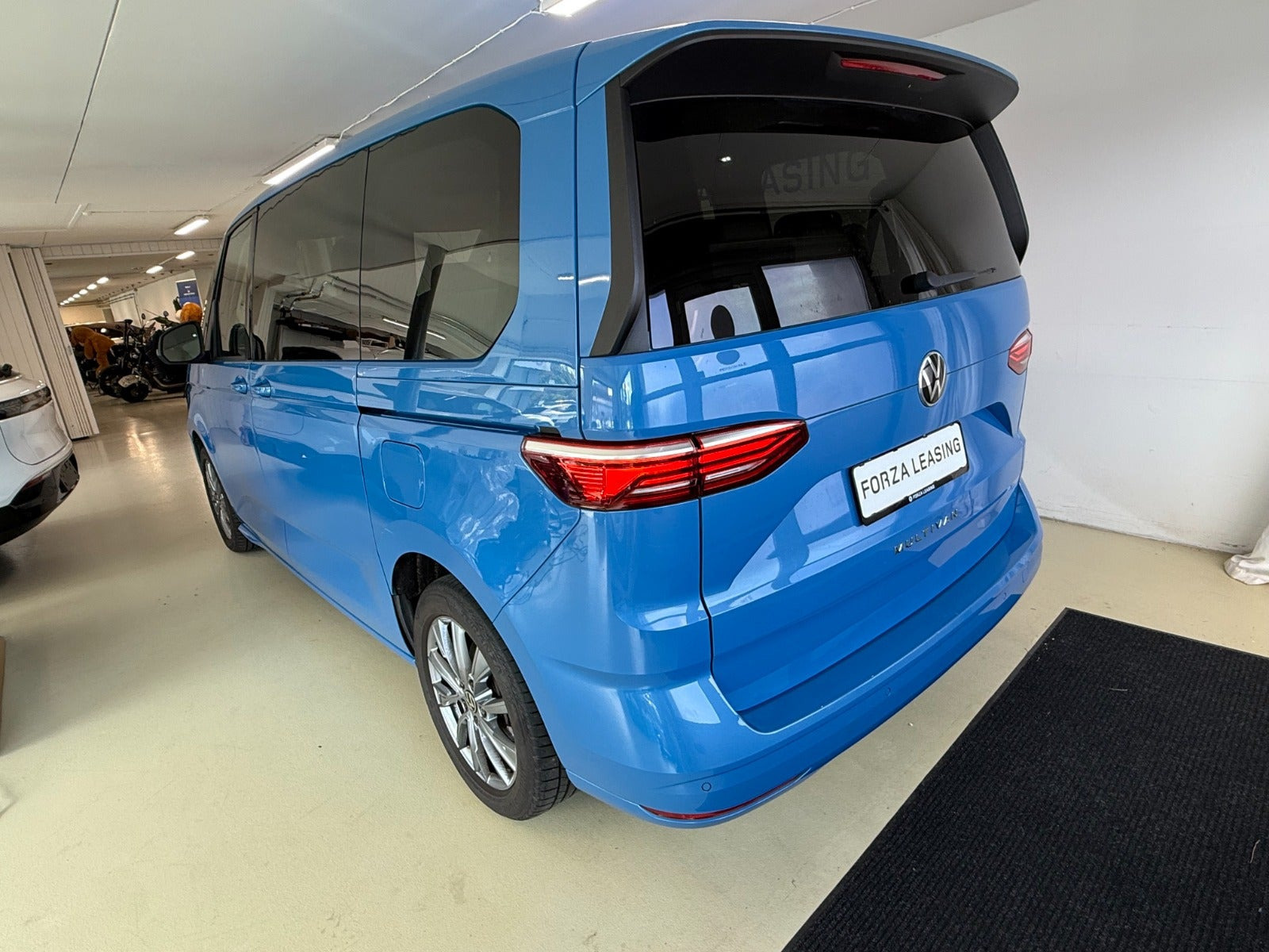Blå VW Multivan fra 2022
