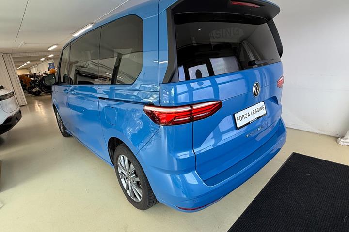 Blå VW Multivan fra 2022