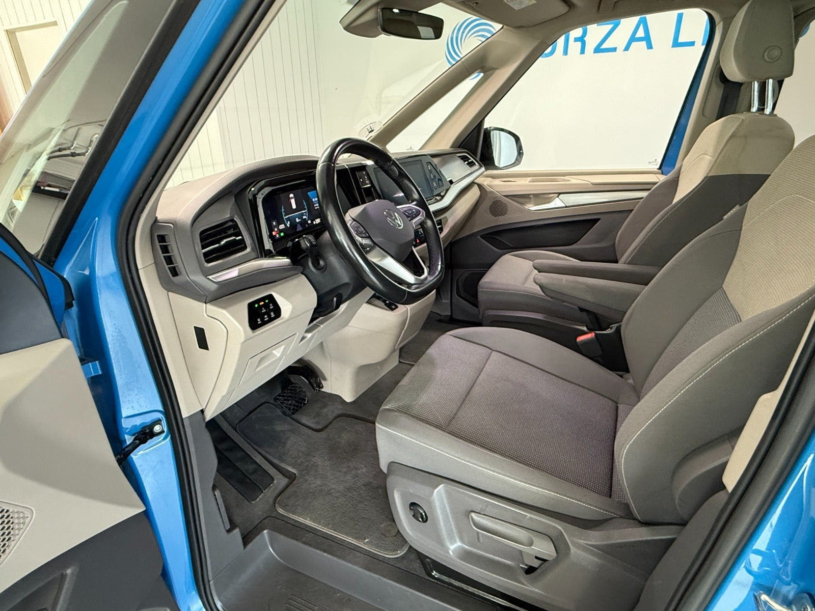 Blå VW Multivan fra 2022