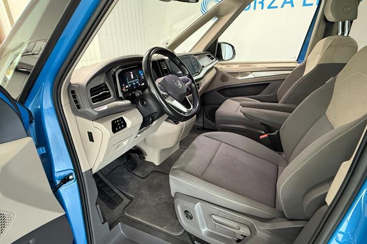 Blå VW Multivan fra 2022