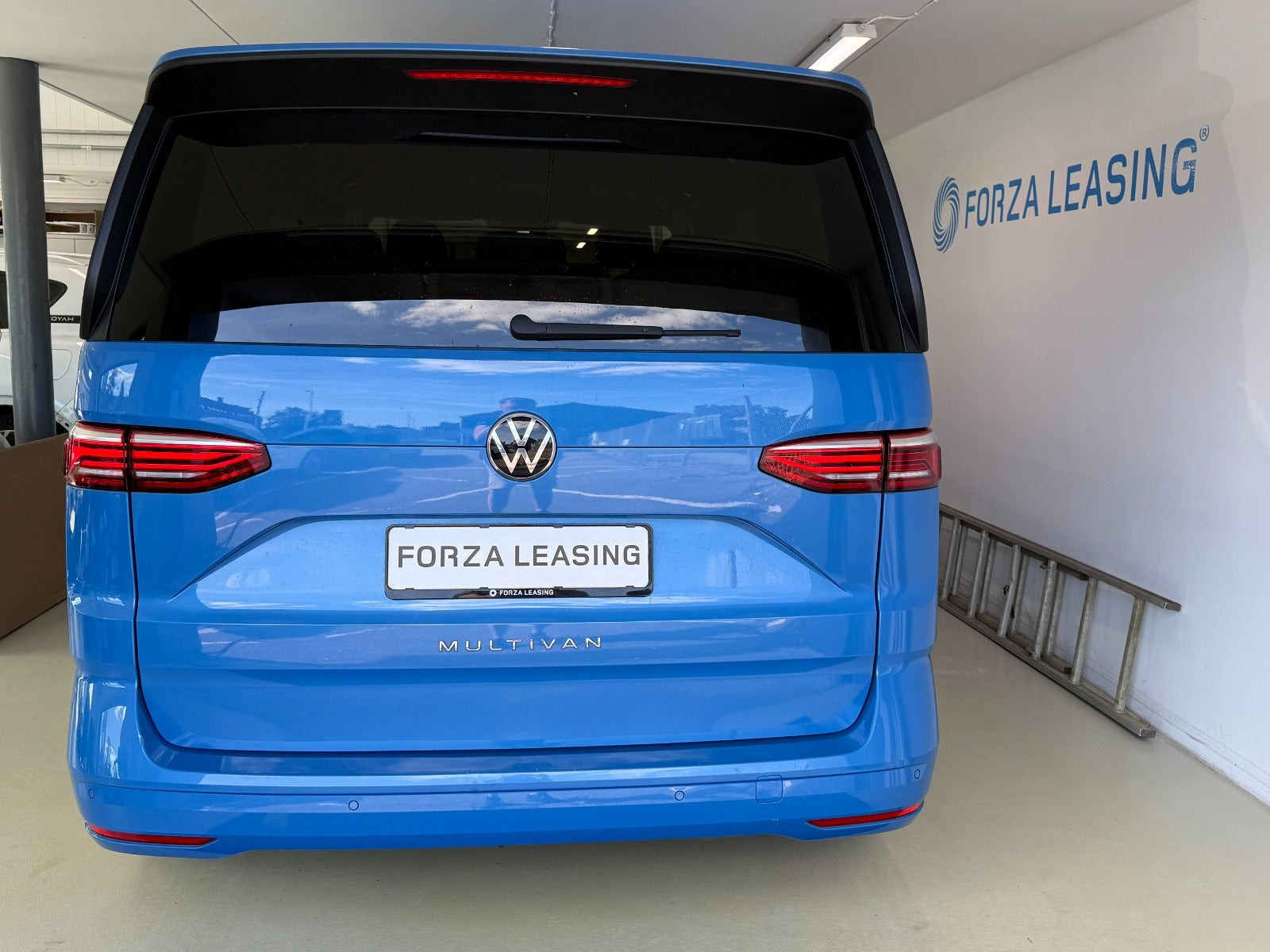 Blå VW Multivan fra 2022