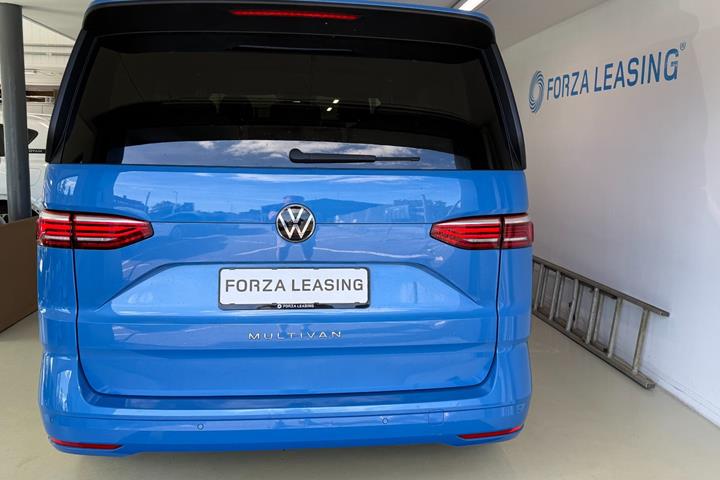 Blå VW Multivan fra 2022
