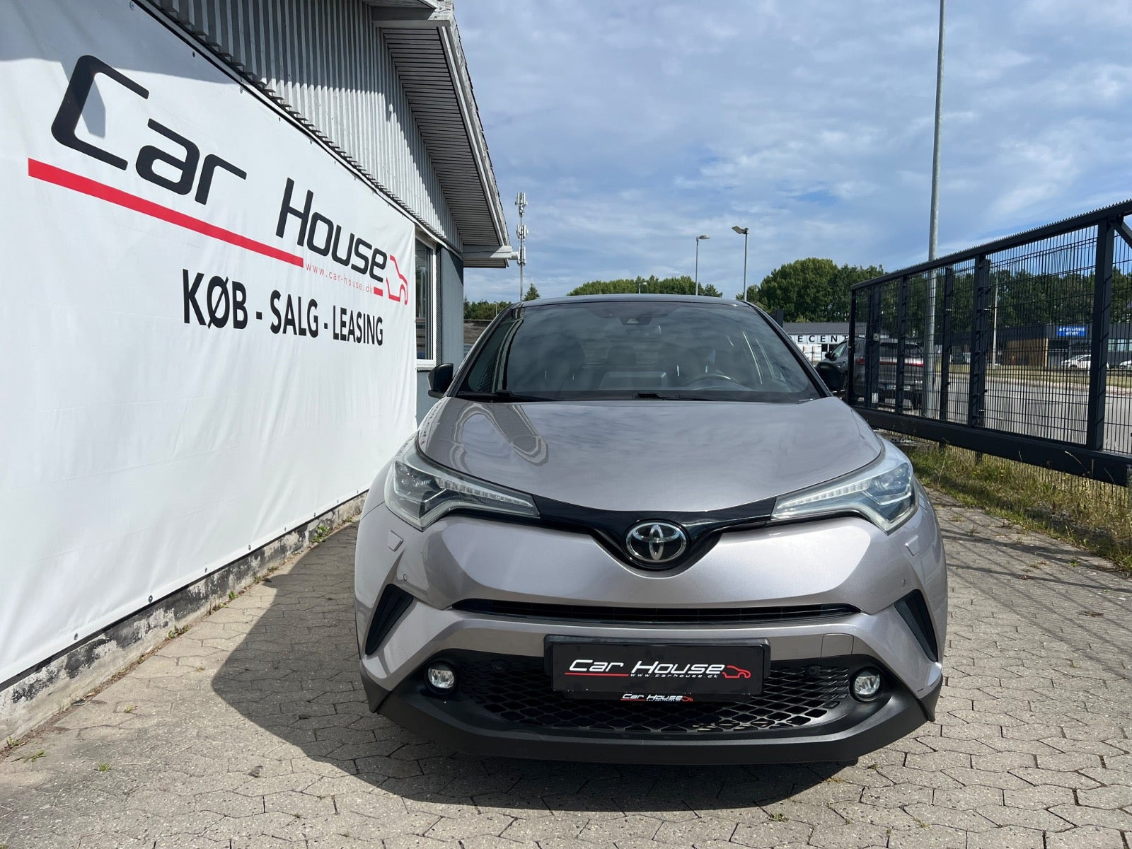 Sølv Toyota C-HR fra 2016