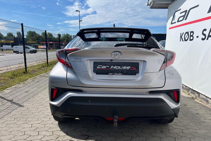 Sølv Toyota C-HR fra 2016